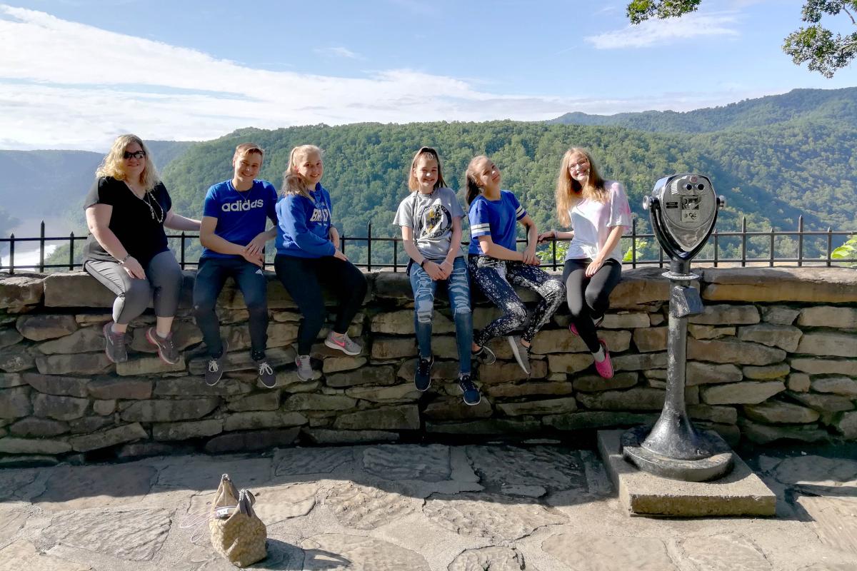 Shandra, Eetu Heikurinen, Ronja Alander, Krista, Milla Halonen ja Inkeri Jussila New river -joen partaalla Länsi-Virginiassa. Shandra ja Krista ovat nuorten amerikkalaisista isäntäperheistä.